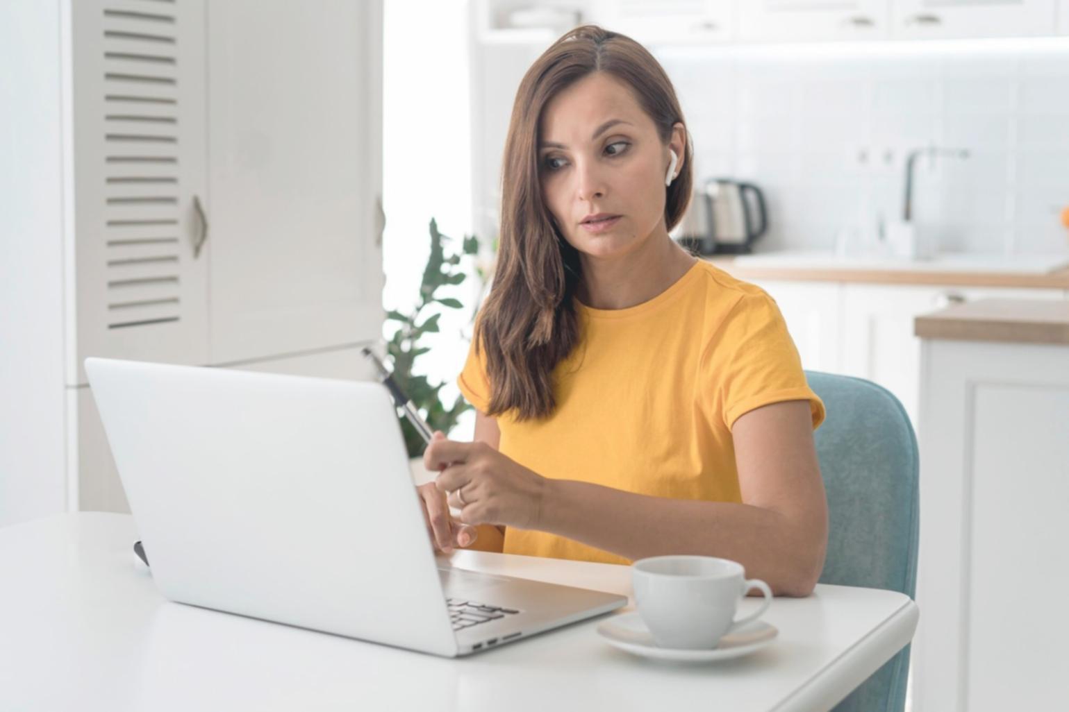Profesional analizando datos financieros